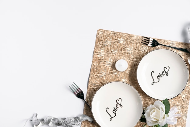 Stół z jedzeniem i talerzami